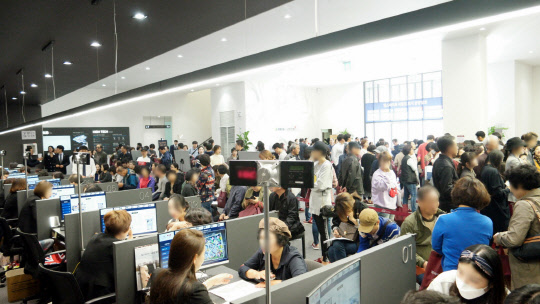 힐스테이트 어울림 효자 견본주택에 방문한 방문객들의 모습. <현대건설 컨소시엄 제공>